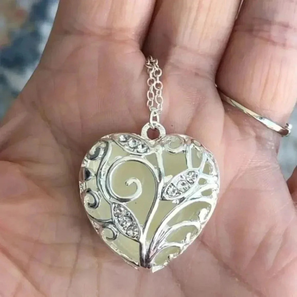Green & Silver Filigree Glow in the Dark Heart Necklace NWT - Picture 2 of 3